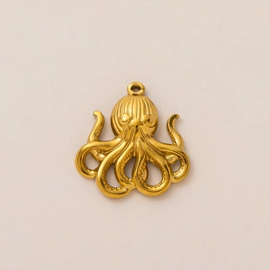 Detailansicht eines Oktopus-Anhängers mit Goldbeschichtung und feiner Gravurtextur