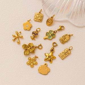 Collezione di ciondoli a fiore e quadrifoglio dorati per accessori di collane fai-da-te