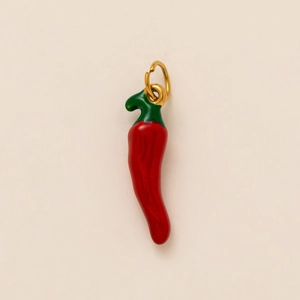 Dettaglio di un ciondolo a forma di peperoncino rosso con gambo verde e anello d'oro