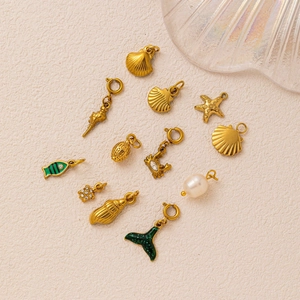 Set di ciondoli oceanici in acciaio placcato oro 18K con code di sirena e conchiglie