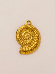Detailansicht eines goldenen Nautilus-Anhängers mit polierter 18K-Vergoldungstextur