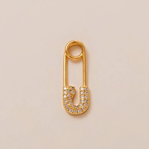 Dettaglio pendente a spilla da balia placcato oro 18K con cristalli di zirconia cubica bianchi