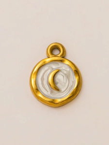 Detail von 18K vergoldetem Edelstahl-Anhänger mit weißem Emaille und goldenem Mondmotiv