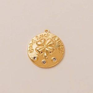 Dettaglio del ciondolo a quadrifoglio placcato oro 18K con incisione Good Luck Always e zirconi