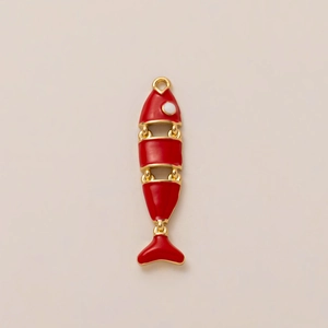Ciondolo a forma di pesce in smalto rosso articolato con placcatura in oro 18 carati