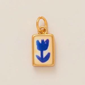 Detailansicht rechteckiger Emaille-Tulpenanhänger mit Goldrahmen und blauem Blumendruck
