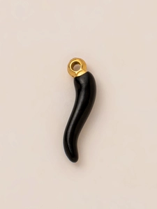 Detailansicht eines schwarzen italienischen Cornicello-Anhängers mit Goldbeschichtung