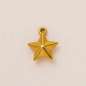Makro-Detail von 3D-Goldstern-Anhänger mit polierter Oberfläche und integrierter Öse