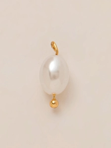 Detailed view of an oval white pearl pendant with 18K gold plated loop accessory