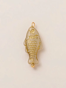 Dettaglio del ciondolo a forma di pesce placcato oro 18K con finitura opaca e metallica