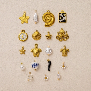 Goldenes Schmuckanhänger-Set mit Meeresschildkröte, Muschel und Stern-Designs