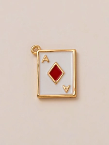 Dettaglio del ciondolo asso di quadri placcato oro 18K con finitura in smalto rosso