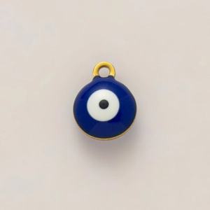Vista detallada del colgante de ojo turco azul con anillo bañado en oro de 18K para joyería