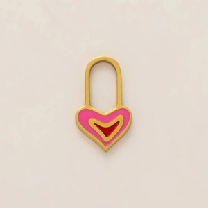 Primer plano de colgante de corazón esmaltado en oro de 18K con detalles en rosa y rojo