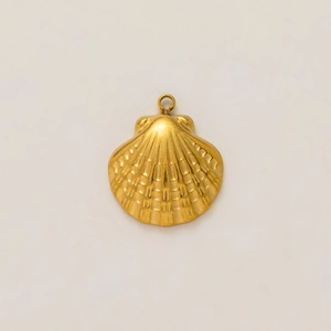 Detalle macro del colgante de estrella de mar chapado en oro 18K con texturas finas
