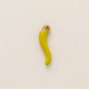 Vista macro del colgante de chile amarillo con conector de anillo de metal chapado en oro 18K
