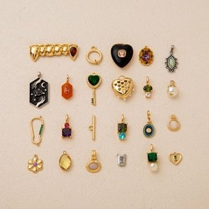 Diverse 18K vergulde bedeltjes met hartjes en parels voor DIY sieraden maken