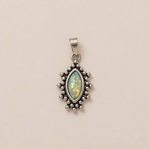 Macro-opname van vintage marquise opaal hanger met gedetailleerd zilveren kralenwerk