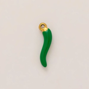 Detalle de colgante de chile verde con aro bañado en oro de 18K para joyería DIY