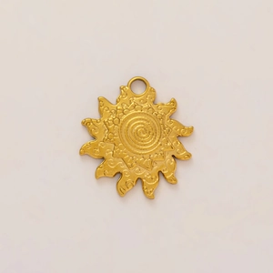 Detalle del colgante de sol chapado en oro de 18K con centro en espiral y relieves
