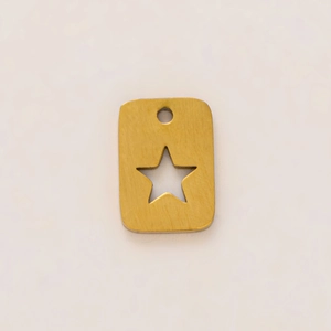 Detalle del colgante cuadrado de acero inoxidable chapado en oro de 18K con estrella calada