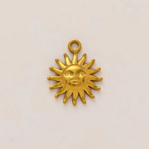 Primer plano de colgante de sol chapado en oro de 18K con detalles de cara para joyas