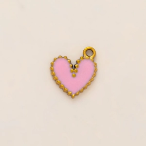 Dettaglio ciondolo a cuore in smalto rosa con bordo a sfere placcato oro 18K per gioielli