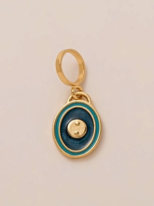 Detailopname van ovale 18K gouden hanger met diepblauw emaille en vintage-textuur