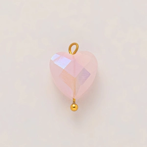 Detalle macro de colgante de cristal corazón con acabado rosa AB y enganche bañado en oro 18K