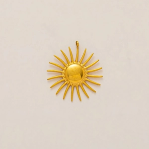 Dettaglio macro del ciondolo a sole in acciaio inossidabile placcato oro 18K per gioielli