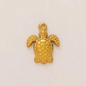 Primer plano detallado del colgante de tortuga dorada con baño de oro de 18 quilates