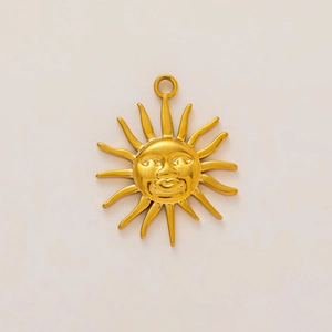 Vista detallada del colgante de sol bañado en oro 18K con detalles en relieve