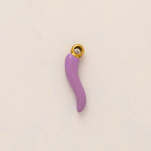 Dettaglio di un ciondolo a forma di peperoncino viola con anello in metallo placcato oro 18K