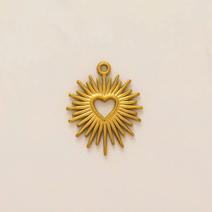 Primo piano del ciondolo a cuore in oro 18K con design strutturato a raggiera solare