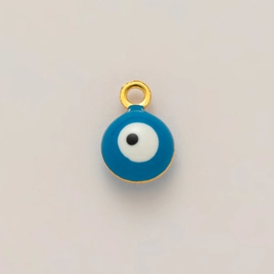 Detalle del colgante de ojo turco de esmalte azul con anillo de metal bañado en oro 18K