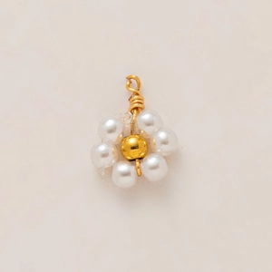 Dettaglio del ciondolo a fiore placcato oro 18K con perle bianche e filo metallico
