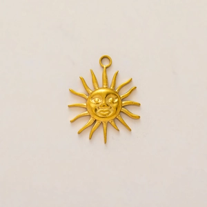 Dettaglio del ciondolo a sole con placcatura in oro 18K e design a raggi solari