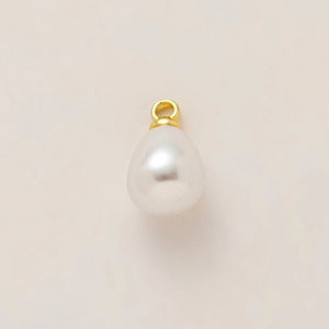 Dettaglio di un ciondolo a perla a goccia con anello in oro 18K placcato per gioielli fai-da-te