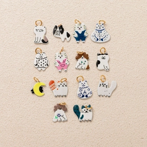 Set aus 14 süßen handbemalten Tier-Keramik-Anhängern mit Katzen- und Hunde-Motiven