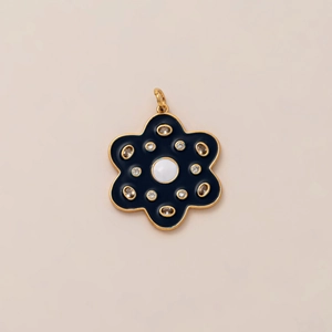 Detail eines sechshändigen schwarzen Emaille-Blumenanhängers mit Goldplattierung und Stein