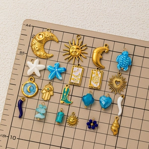 Set mit 20 vergoldeten Edelstahl-Anhängern mit Meeresschildkröten- und Mondmotiven