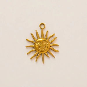 Makroaufnahme des 18K vergoldeten Edelstahl-Sonnenanhängers mit Vintage-Relief