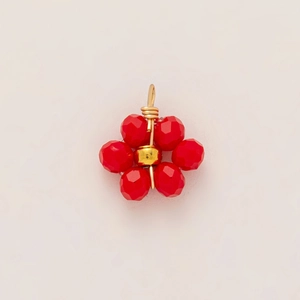 Dettaglio del ciondolo a fiore fatto a mano placcato oro 18K con perle di cristallo rosso