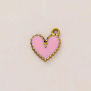 Dettaglio del ciondolo a cuore rosa con bordi dorati smerlati per creazione di gioielli