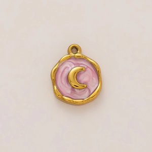 Dettaglio pendente tondo in smalto rosa con motivo luna dorata e placcatura oro 18 carati
