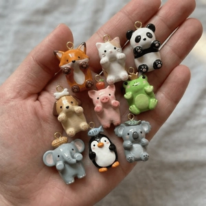 Main tenant divers mini breloques d'animaux 18K comme panda, renard et koala pour bijoux DIY