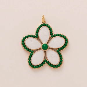 Détail d'un pendentif fleur à cinq pétales avec perles vertes et pétales blanc nacré