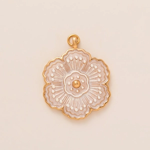 Vue détaillée d'un pendentif floral vintage en or avec un élégant émail crème et perle