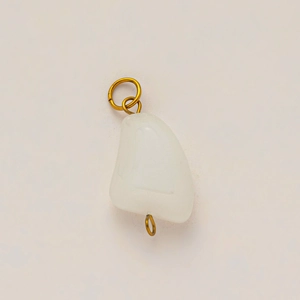 Pendentif bijoux DIY avec jade ovale blanc translucide poli et anneau doré sous vide