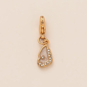Détail du pendentif aile de papillon dorée avec émail blanc et strass étincelants